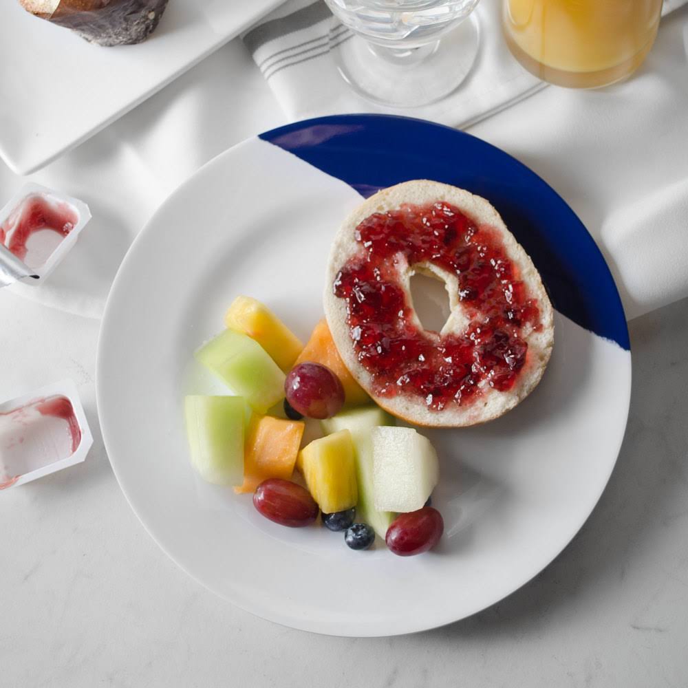 White Navy Blue Wide Rim Round Melamine Plate - 24/Case M83317